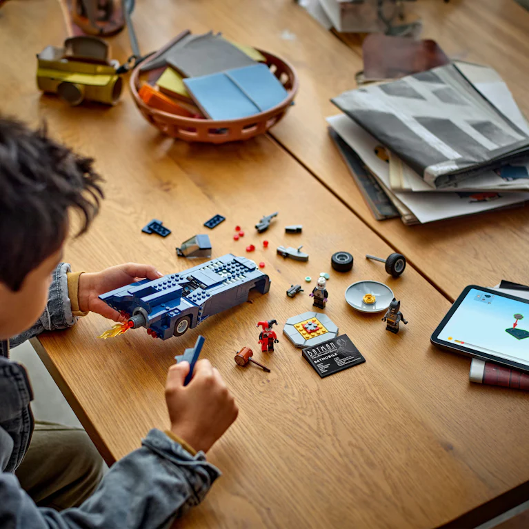 LEGO® Batman 76274 met de batmobile™ vs. Harley Quinn™ en Mr. Freeze™