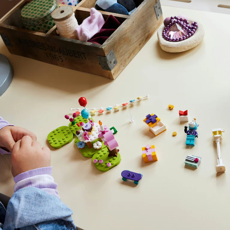 LEGO® Animal Crossing™ 77046 Julians verjaardagsfeestje